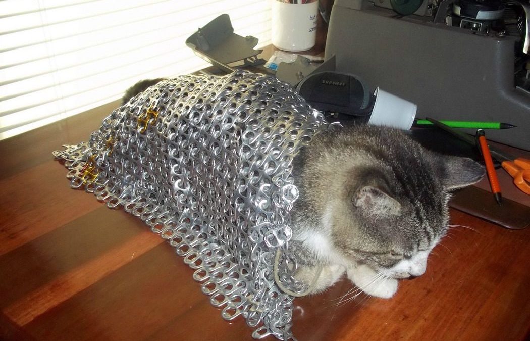 Gato medieval con armadura hecha con la chapa de latas de refresco