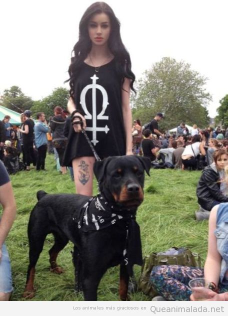 Chica gótica con un perro negro gótico