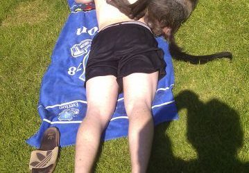 Tomando el sol con mi perrete…