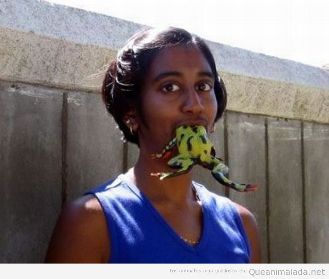Chica india comiendo una rana