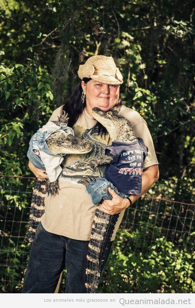 Mujer con dos cocodrilos vestidos de bebés