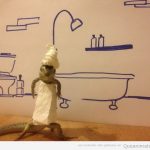Foto graciosa de un gecko con papel de wc parece toalla de baño