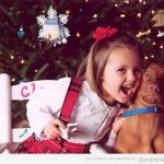 Foto graciosa de una niña mostrando amor hacia su perro