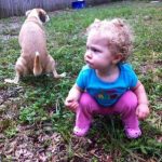 Imagen divertida de una niña pequeña imitando a un perro haciendo caca