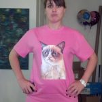 Chica con camiseta del gato gruñón o grumpy cat