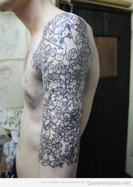 Chico con el brazo lleno de tatuajes de gatos