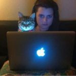Imagen graciosa de chica y gato con la misma mirada