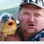 Foto graciosa de un hombre y un pescado que se parecen
