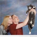 Imagen de estudio graciosa con una pareja y un gato