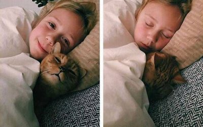 Niña y gato despiertos, niña y gato dormidos