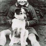 Foto antigua Sean Connery de niño con su perro