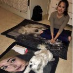 Foto graciosa chica y su perro con una manta